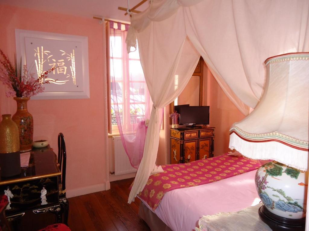 Logis Deritel Bed and Breakfast Montsûrs Esterno foto